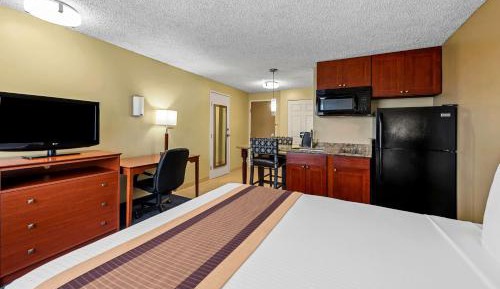 Queen Room with Kitchenette - Non-Smoking