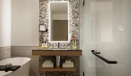 Premium Corner Queen Room