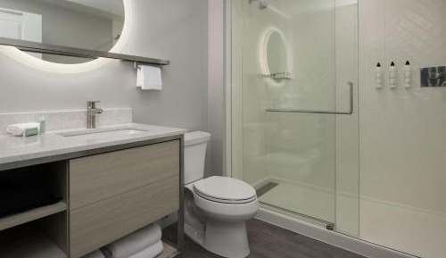 Studio Suite with Two Queen Beds and Adapted Tub - Mobility Accessible