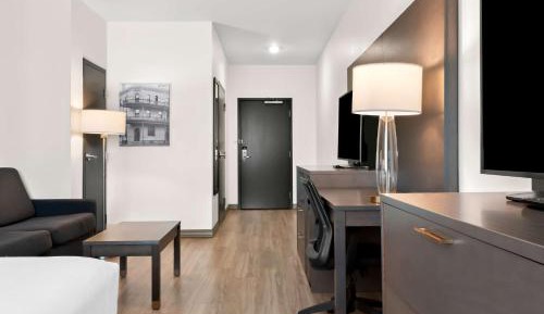 King Suite with Roll-In Shower - Disability/Non-Smoking