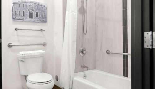 Queen Room with Two Queen Beds and Mobility Accessible Bathtub
