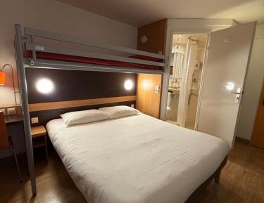 Triple Room with 1 Single Bed and 1 Double Bed