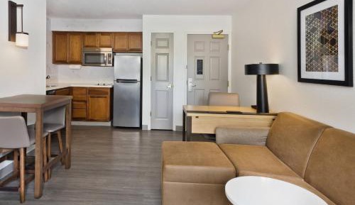 One-Bedroom Queen Suite