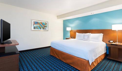 King Room with Roll-In Shower - Mobility Accessible