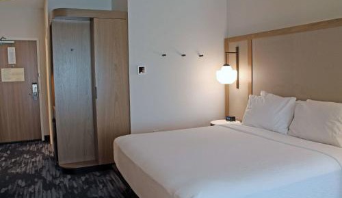 King Room with Transfer Shower - Mobility Access/Hearing Accessible