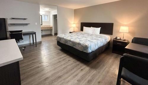1 KING BED | SUITE, NON-SMOKING, MICFRIDGE