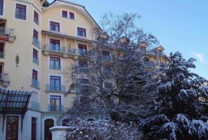 Apartment with Mountain View