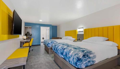 Queen Suite with Two Queen Beds and Roll-In Shower - Disability Access/Pet Friendly