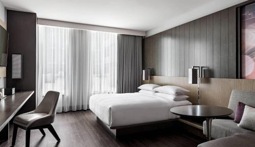 Club King Guest Room with Lounge Access
