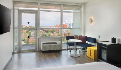 Aloft Balcony, Guest room, King, Balcony