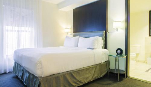 King Room with Roll-in Shower - Mobility and Hearing Accessible