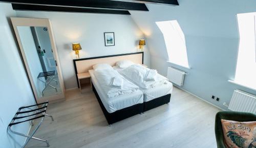 Economy twin room, Small bathroom, note stairs to floor