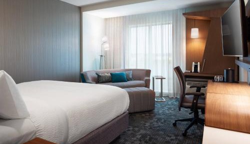 Deluxe King Room with Sofa Bed - Hearing Accessible
