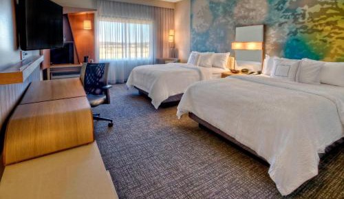 Queen Room with Two Queen Beds and Roll-In Shower - Mobility Access/Hearing Accessible