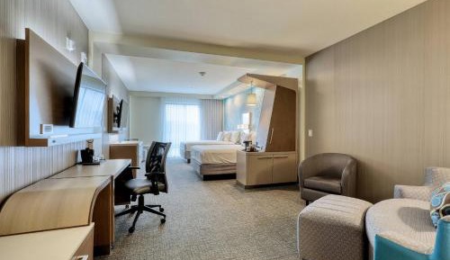 Queen Suite with Two Queen Beds, Bathtub and Sofa Bed - Mobility Access
