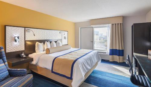 1 Bedroom Junior Suite, 1 King, Partial water view
