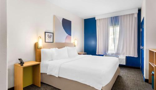 King Room with Roll-In Shower - Mobility Access