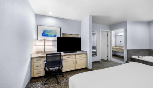 King Suite with Sofa Bed, Spa Bath and Wet Bar - Non-Smoking