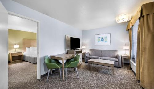 King Suite with Spa Bath and Wet Bar - Non-Smoking