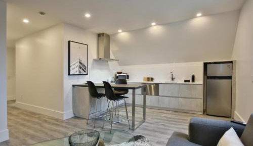Deluxe Queen Suite