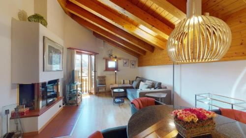 Apartment with Mountain View
