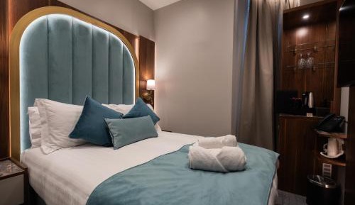 Small Double Room Lower Ground Floor