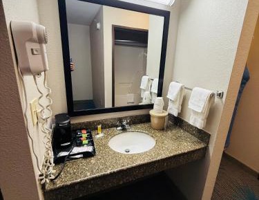King Room with Bath Tub - Mobility Accessible/Non-Smoking