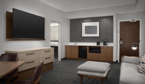 One-Bedroom King Suite with Bathtub and Sofa Bed - Mobility Access