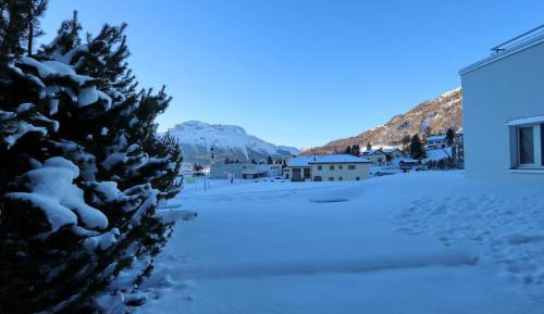Apartment with Mountain View
