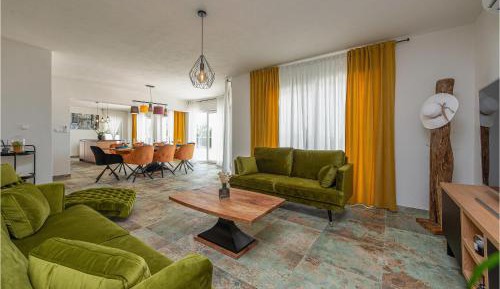Three-Bedroom Vacation Home 