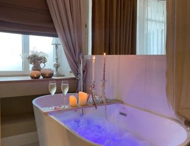 Queen Room with Spa Bath