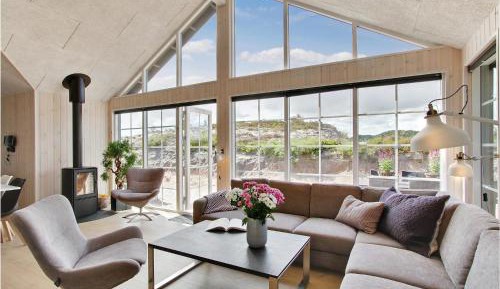 Eight-Bedroom Holiday Home