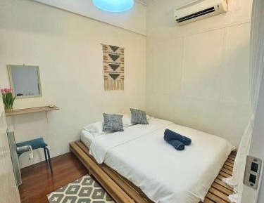 Queen Room with Shared Bathroom