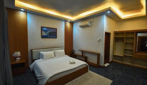 Deluxe Queen Room