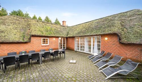Sixteen-Bedroom Holiday home
