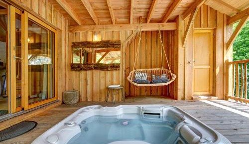 Wooden Hut with Spa