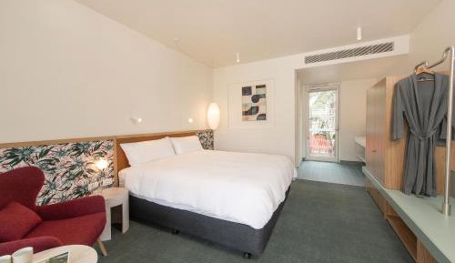 Executive King Courtyard with Free Parking, Wifi, Welcome Drink and Mini-bar
