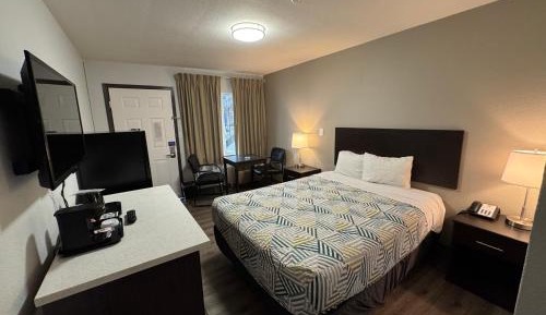 1 Queen Bed | Smoking, Micfridge