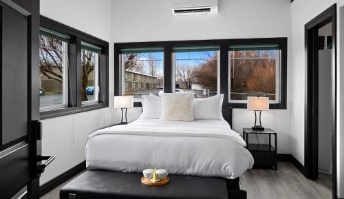 Deluxe Double Room (1 adult + 1 child)