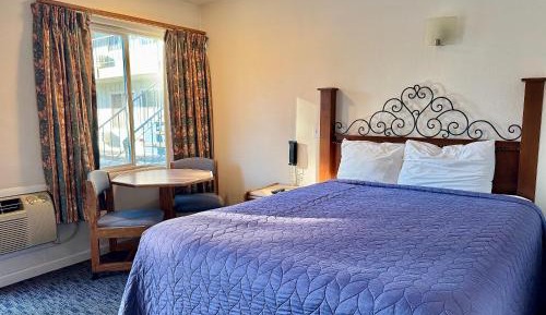 Queen Room - Non-Smoking