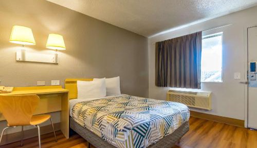 1 Queen Bed | ADA/Tub/Micfridge