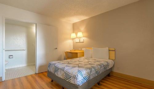 1 Queen Bed | ADA/RI Shower