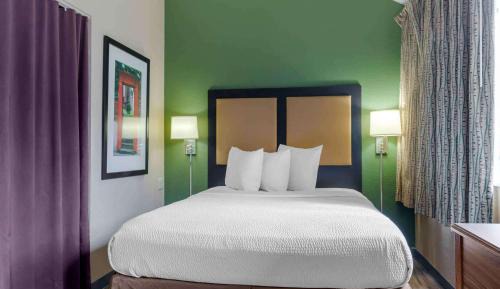 Deluxe Studio with 1 Queen Bed - Non-Smoking