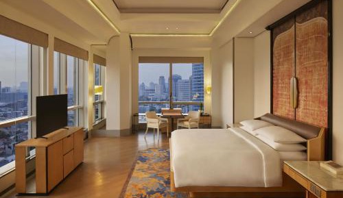 Deluxe Corner Room with One King Bed
