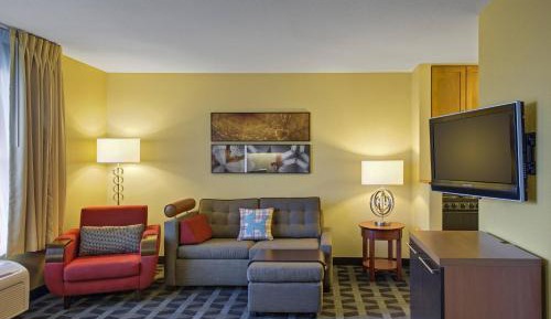 Queen Studio with Sofa Bed and Roll-in Shower - Mobility and Hearing Accessible