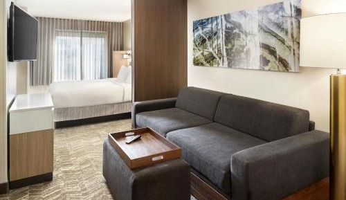 King Suite with Bathtub and Trundle Sofa - Mobility Access/Communication Assistance