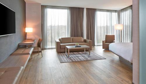 King Room with River View, Roll-In Shower and Sofa Bed - Mobility Access