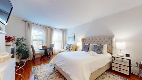 Queen Room with Shared Bathroom
