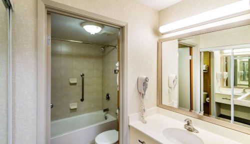 Queen Room with Two Queen Beds - Main Building/Non-Smoking