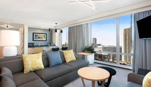 One-Bedroom King Suite with Roll-In Shower, Bathtub and Sofa Bed - Mobility Access/Communication Assistance
